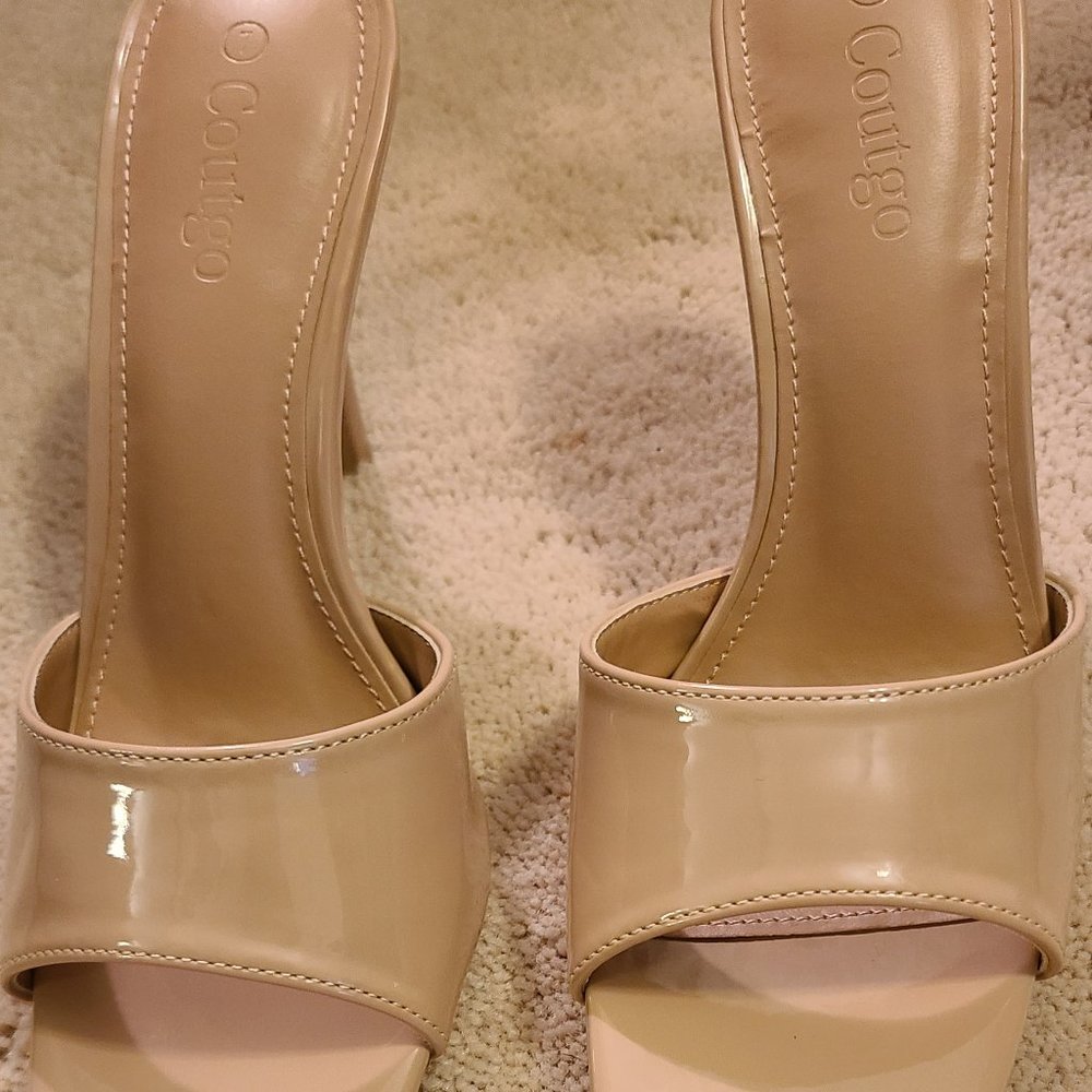 Coutgo Slip On Cream Pumps in Size 7 -  NEW